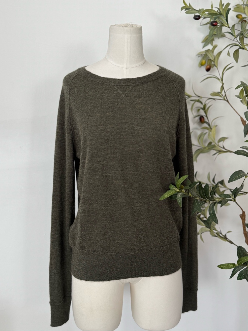 Brazeau Tricot 100% Cashmere Sweater Size 2 Olive Green Lightweight  pullover